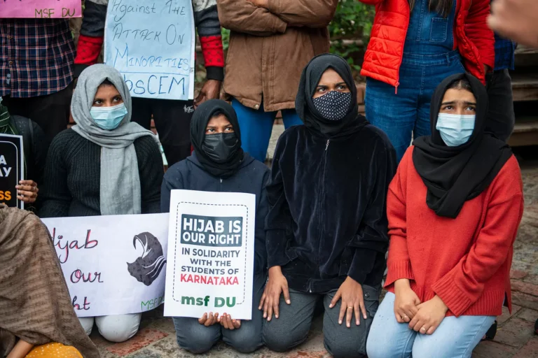 महिलाएं जो चाहें पहनें, कर्नाटक की सिद्दारमैया सरकार ने कर दिया हिजाब बैन हटाने का ऐलान