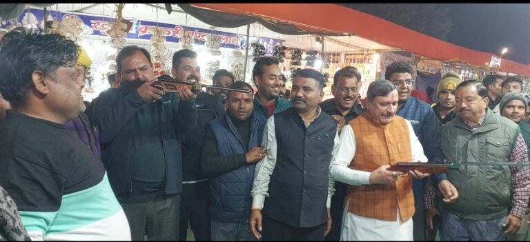 ड्रीमलैंड झांसी महोत्सव क्राफ्ट मेला का फीता काटकर शुभारंभ किया गया