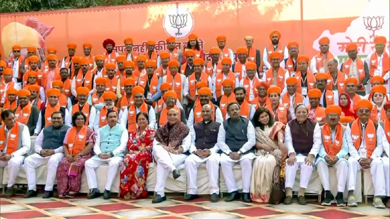 Rajasthan New CM: विधायकों के साथ चौथी पंक्‍त‍ि में खड़े थे भजनलाल शर्मा, सीएम के नाम की हुई घोषणा तो…