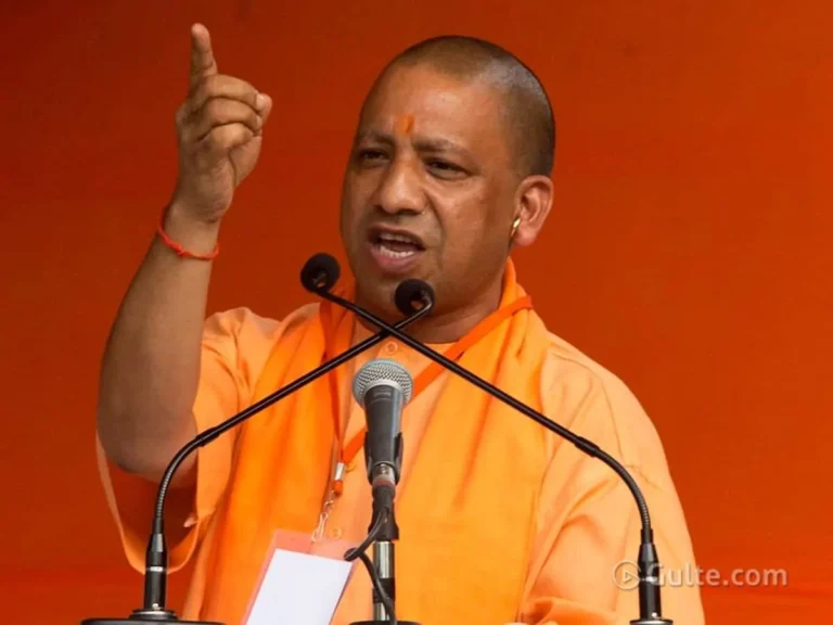 गौतम बुद्ध विश्वविद्यालय के दीक्षांत समारोह शामिल हुए सीएम योगी, छात्रों को दिया सफलता का मंत्र