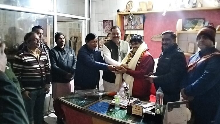 डॉक्टर भारद्वाज ने मोस्ट ट्रस्टेड क्लीनिक अवार्ड प्राप्त कर झांसी का मान बढ़ाया:अरविंद वशिष्ठ