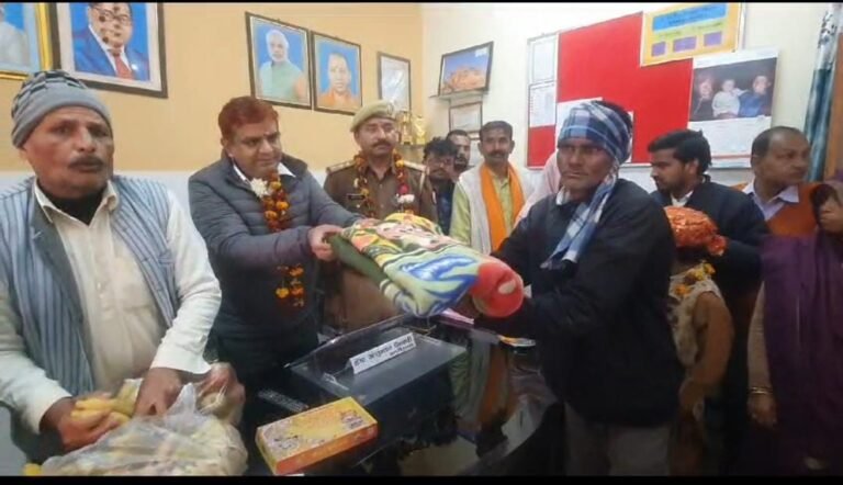स्वास्थ्य केंद्र पर जन्मदिवस पर मरीज वृद्ध असहायो को कंबल फल वितरण किए