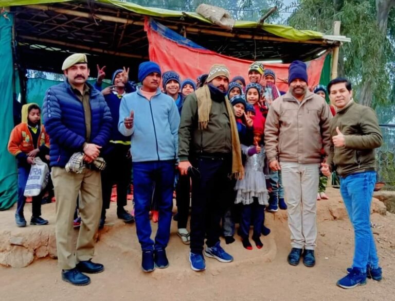 बिजौली औद्योगिक क्षेत्र स्थित आदिवासी बस्ती के नन्हे बच्चों को गर्म वस्त्र वितरित किए, लगातार बढ़ रही सर्दी से बचाव हेतु वितरित किए गए गर्म वस्त्र।