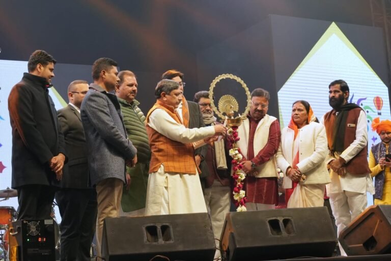 सांसद झांसी-ललितपुर के कर-कमलों द्वारा बुन्देलखण्ड गौरव महोत्सव-2024 का शुभारम्भ