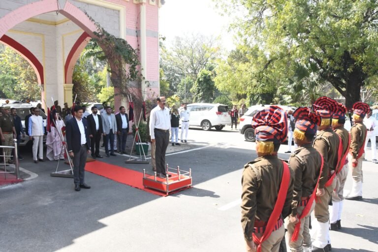 नवागत मंडलायुक्त आईएएस बिमल कुमार दुबे द्वारा आयुक्त कार्यालय में पदभार ग्रहण किया गया