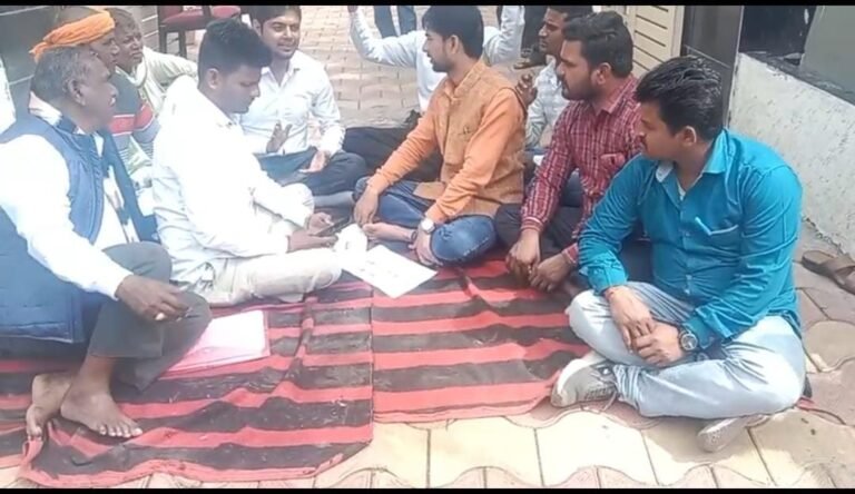 नगर पंचायत के पार्षदों ने कार्यालय पर बैठकर शांतिपूर्ण तरीके से धरना दिया