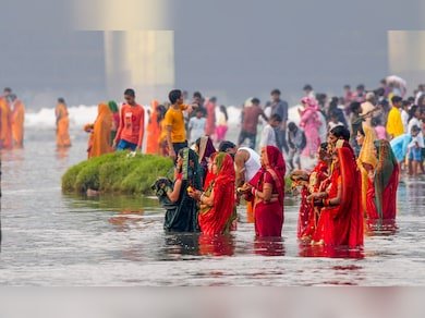 दिल्ली-NCR में छठ महापर्व की धूम, उगते सूर्य को अर्घ्य के साथ संपन्न हुआ छठ महोत्सव; देखें खास तस्वीरें