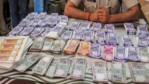 घर में प्रिंटर से छाप कर बाजार चला रहे थे 100 और 500 रुपए के नकली नोट,