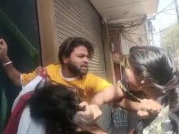अब बनारस में पुलिस वाले की पिटाई