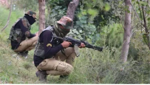 जम्मू-कश्मीर के सोपोर में सेना और आतंकियों के बीच