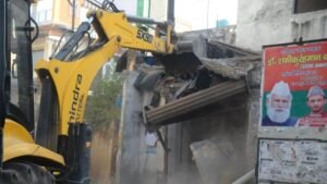 संभल में सांसद बर्क के आवास पर बुलडोजर एक्‍शन
