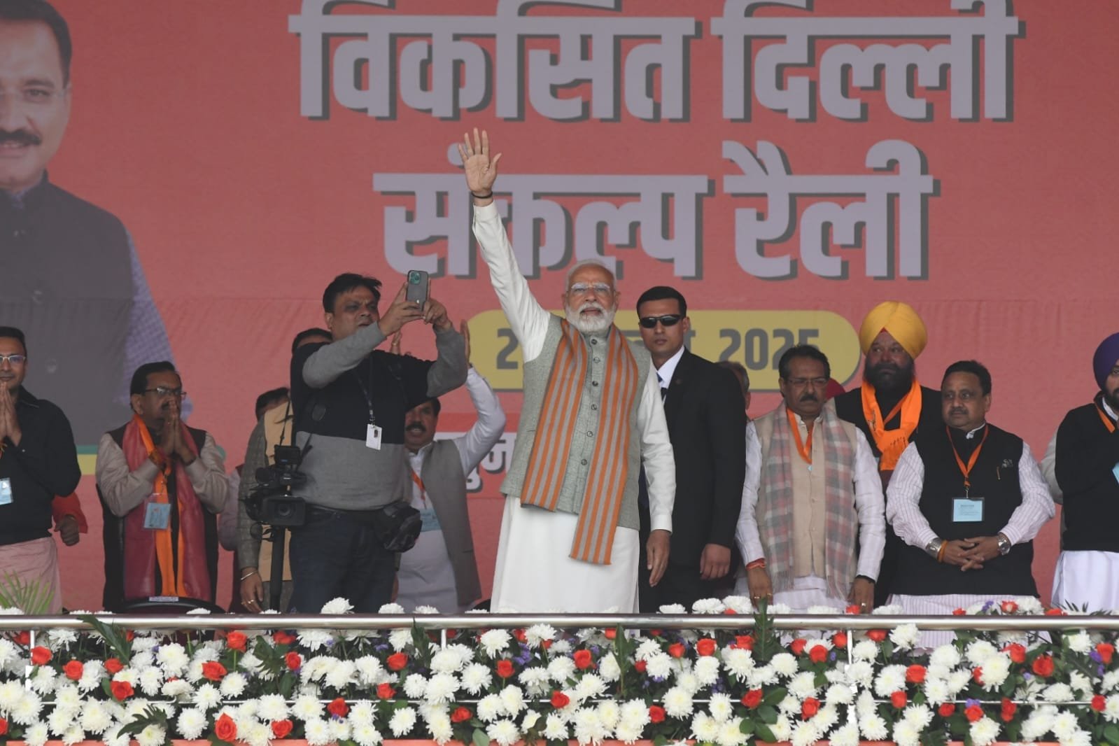 कौन हैं वो… जिनके PM मोदी ने मंच पर तीन बार छुए पैर, देखकर हर कोई हैरान; AAP पर जमकर बरसे प्रधानमंत्री