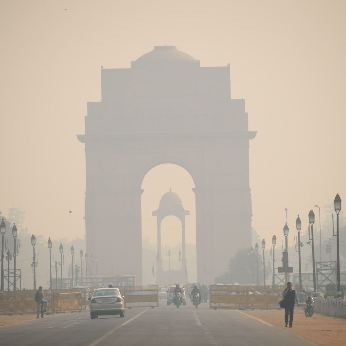 दिल्ली-NCR में अचानक धुंध से बढ़ी चिंता, मौसम या जंग का असर?