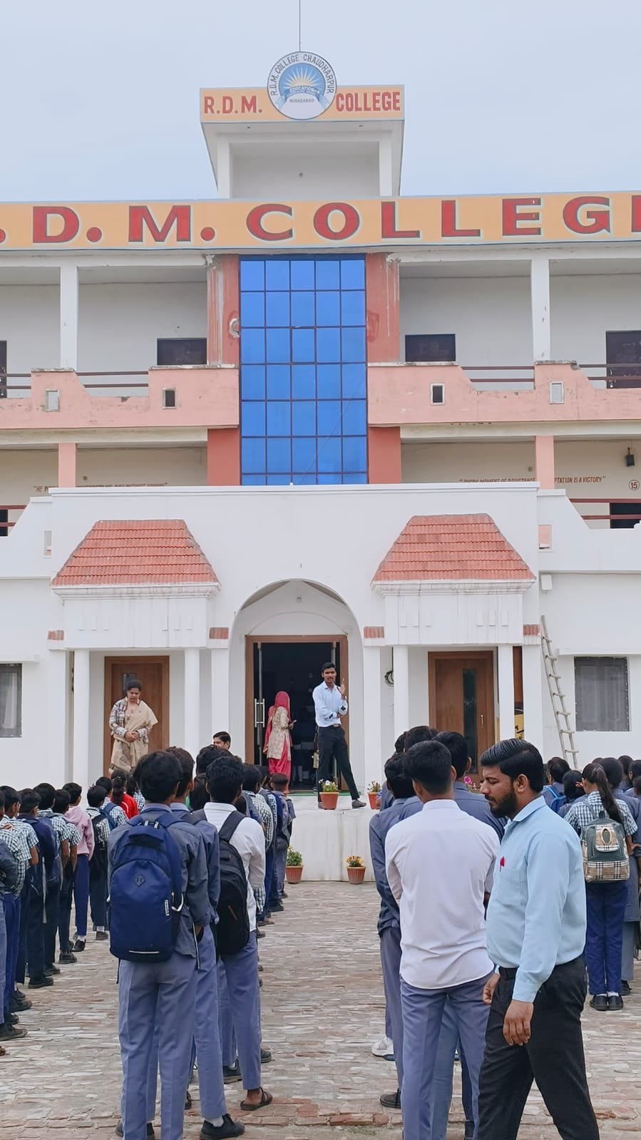 शहीद दिवस पर आर. डी. एम. कॉलेज चौधरपुर मुरादाबाद में शहीदों को