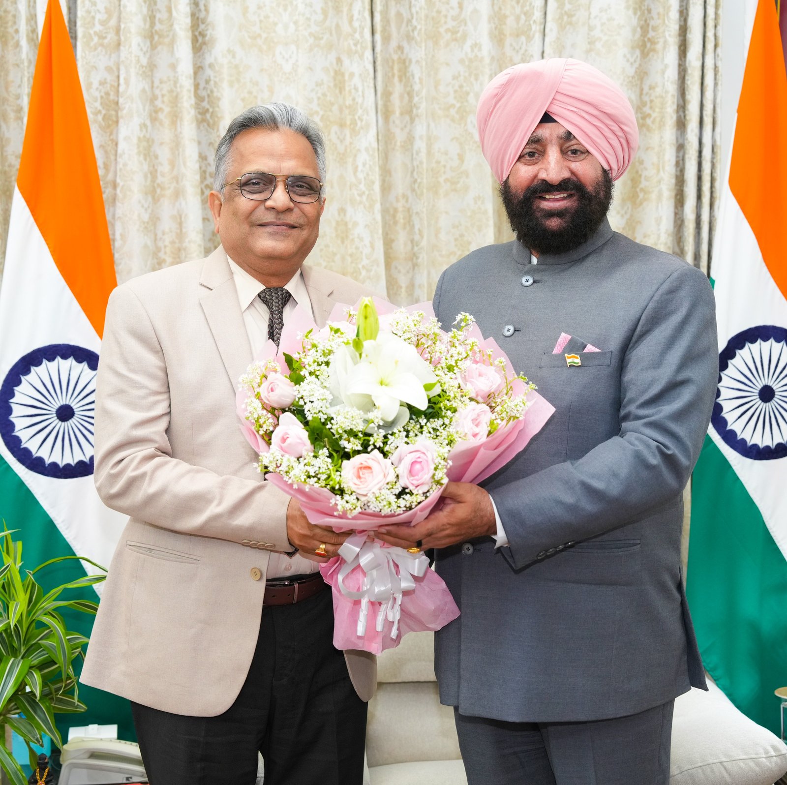 राज्यपाल बोले—डॉ. हिमांशु ऐरन की नियुक्ति उत्तराखंड के लिए गौरव की बात, जिम्मेदारी को ईमानदारी व निष्ठा से निभाने पर दिया जोर
देहरादून, मार्च 25, 2026
राष्ट्रीय डेंटल कमीशन (NDC) के डेंटल असेसमेंट एंड रेटिंग बोर्ड में पूर्णकालिक सदस्य के रूप में नियुक्त होने के उपरांत प्रो. डॉ. हिमांशु ऐरन ने उत्तराखंड के राज्यपाल लेफ्टिनेंट जनरल गुरमीत सिंह (सेवानिवृत्त) से शिष्टाचार भेंट की।
राजभवन में आयोजित इस औपचारिक मुलाकात के दौरान डॉ. ऐरन ने अपनी नवीन नियुक्ति की जानकारी राज्यपाल को दी। यह भेंट पूर्णतः प्रोटोकॉल एवं शिष्टाचार के अनुरूप सम्पन्न हुई, जिसमें दोनों के बीच सौहार्दपूर्ण वातावरण में विचार-विमर्श हुआ।
राज्यपाल ने डॉ. ऐरन को राष्ट्रीय डेंटल कमीशन जैसे महत्वपूर्ण संस्थान में मिली जिम्मेदारी के लिए बधाई देते हुए कहा कि यह न केवल उनकी व्यक्तिगत उपलब्धि है, बल्कि उत्तराखंड के लिए भी गौरव का विषय है। उन्होंने अपेक्षा व्यक्त की कि डॉ. ऐरन अपने अनुभव और दक्षता के बल पर सौंपे गए दायित्वों का निर्वहन पूरी निष्ठा और पारदर्शिता के साथ करेंगे।
इस अवसर पर राज्यपाल ने उन्हें डेंटल शिक्षा और स्वास्थ्य सेवाओं की गुणवत्ता को सुदृढ़ करने तथा आमजन तक बेहतर सेवाएँ पहुँचाने के लिए मार्गदर्शन भी दिया।
डॉ. हिमांशु ऐरन ने राज्यपाल के प्रति आभार व्यक्त करते हुए विश्वास दिलाया कि वे इस महत्वपूर्ण दायित्व को पूरी प्रतिबद्धता और जिम्मेदारी के साथ निभाएंगे तथा देश में डेंटल शिक्षा और स्वास्थ्य सेवाओं को नई ऊंचाइयों तक पहुंचाने का प्रयास करेंगे।
उल्लेखनीय है कि हाल ही में डॉ. ऐरन की नियुक्ति राष्ट्रीय डेंटल कमीशन के शीर्ष बोर्ड में हुई है, जिसे देश में डेंटल शिक्षा और स्वास्थ्य सेवाओं के क्षेत्र में एक महत्वपूर्ण और परिवर्तनकारी कदम माना जा रहा है।