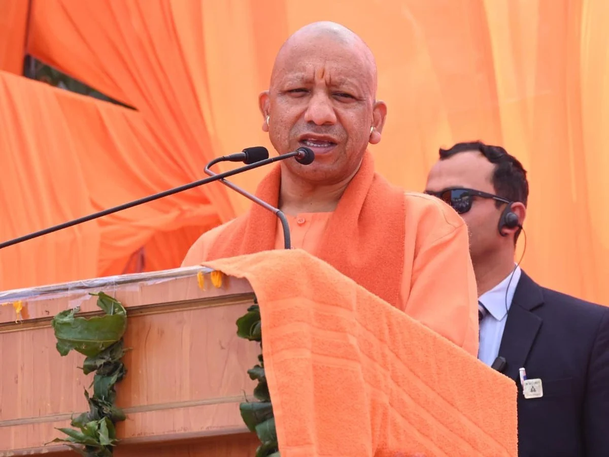 योगी की चुटकी: “रवि किशन तो कहीं भी कमा लेंगे”, कालीबाड़ी वाले बयान पर हंसी