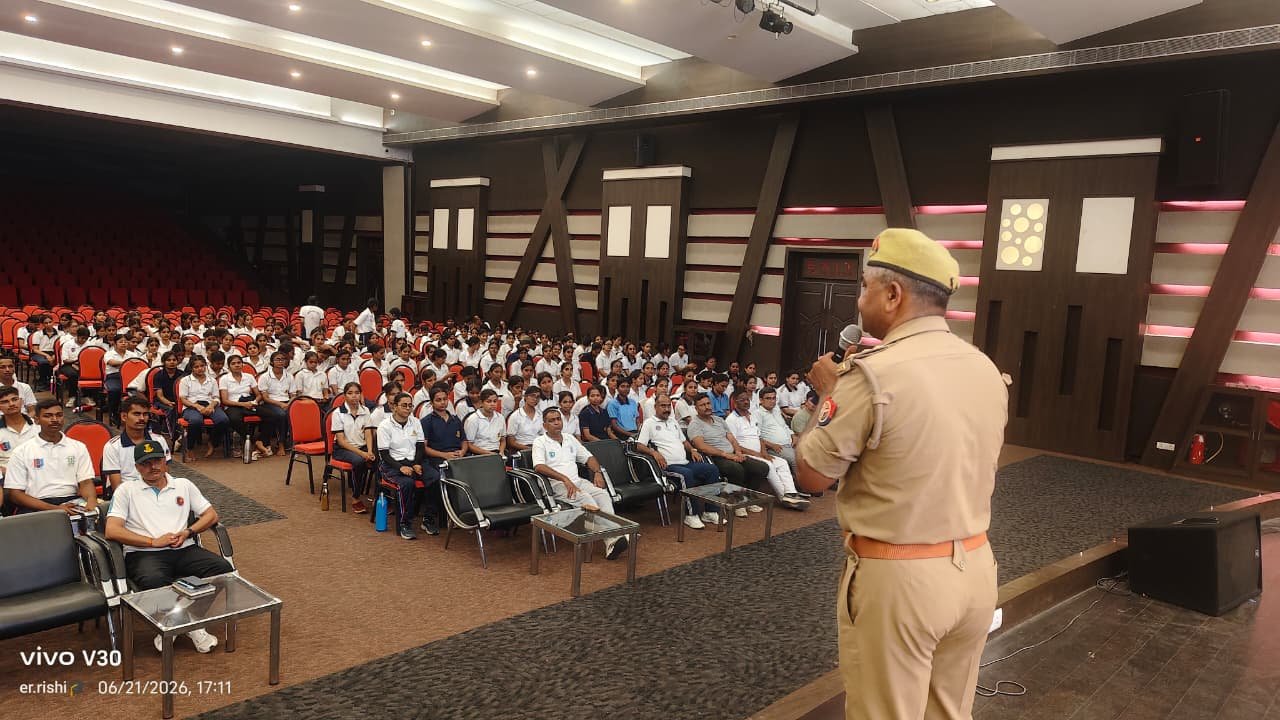 ट्रैफिक इंस्पेक्टर पवन कुमार पाण्डेय ने एनसीसी कैडेट्स को सिखाए यातायात के मंत्र