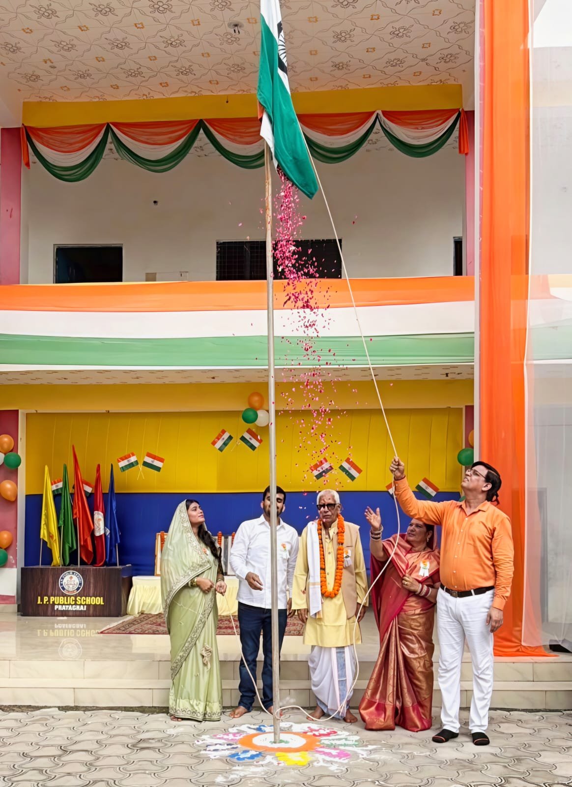 शहीदों को नमन, तिरंगे को सलाम—जे. पी. पब्लिक स्कूल में गूंजा देशभक्ति का संदेश