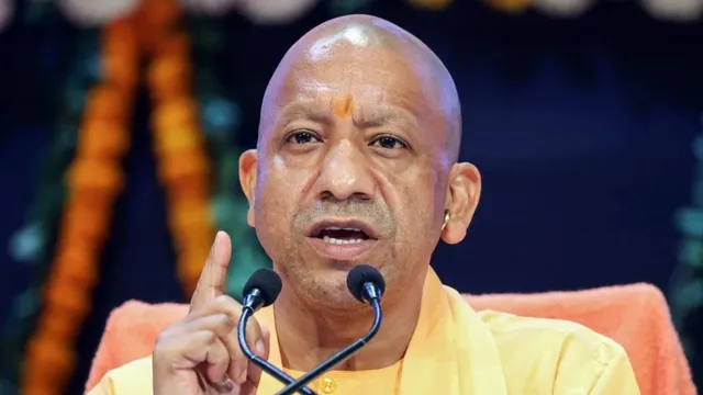 गोरखपुर में तिरंगा यात्रा की भव्य तैयारी, 150 महिलाएं बना रहीं लाखों राष्ट्रीय ध्वज
