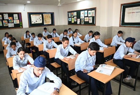 सरकार का नया प्लान, स्कूलों में युवाओं से संवाद करेंगे IAS और IPS अधिकारी