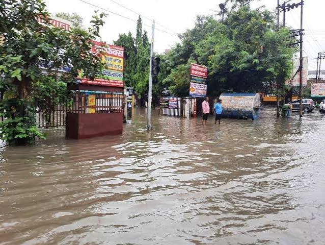 उफनाए नाले और ड्रेनों ने बढ़ाई मुश्किलें, कई कॉलोनियां पानी में घिरीं