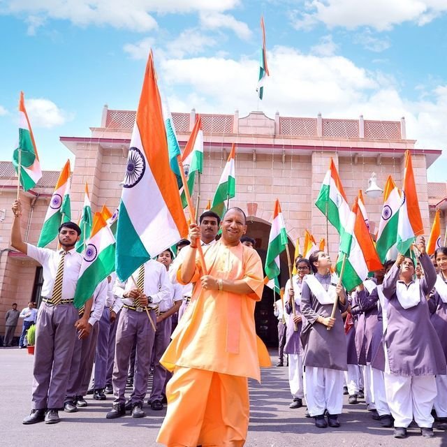 एसजीपीजीआई में निकली भव्य तिरंगा यात्रा, राष्ट्रभक्ति के रंग में रंगे अधिकारी-कर्मचारी