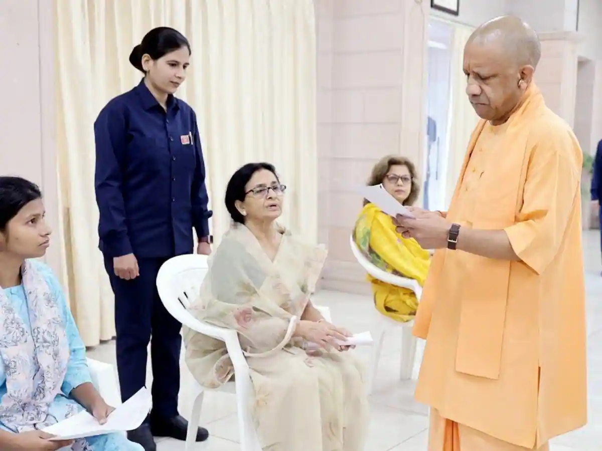 CM योगी ने पुलिस को चेताया, शिकायतों के निस्तारण में हीलाहवाली बर्दाश्त नहीं