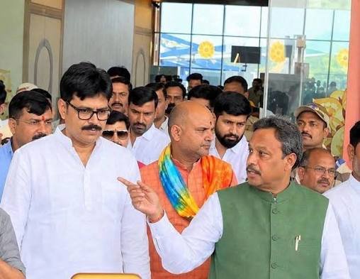 रामलला के दरबार पहुंचे विनोद तावड़े, अभय सिंह और खब्बू तिवारी ने किया स्वागत
