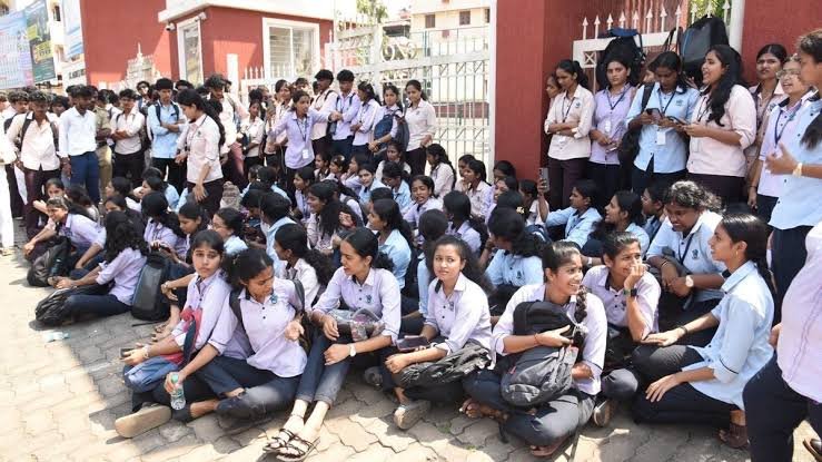 दशहरे की छुट्टियों में परीक्षा कराने पर बवाल, छात्रों के विरोध के बाद बदलेगा टाइमटेबल